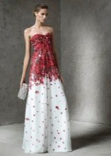 Kırmızı çiçekli desenli beyaz elbise