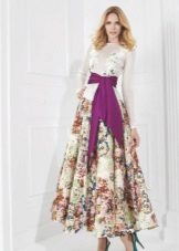 Kjole med floral print på et langermet skjørt