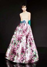 فستان مع زهرة المطبوعة على تنورة رائعة