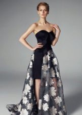 Kjole med floral print på et avtagbart skjørt