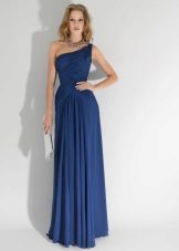 Blå kjole i græsk stil på en skulder