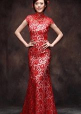 Raudona rytietiška suknelė