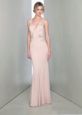Suknelė yra šviesiai rožinė
