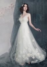 Сватбена рокля с цветя в тон