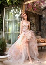 Precioso vestido de novia con estampado floral.