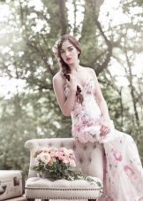 Romantic wedding dress na may floral print