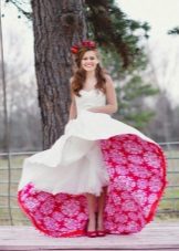 Hermoso vestido de novia con estampado floral en enaguas.