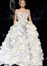 Graži pilka ir balta vestuvių suknelė su gėlių spauda