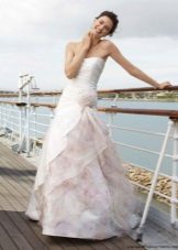 Hermoso vestido de novia blanco y rosa con estampado floral.