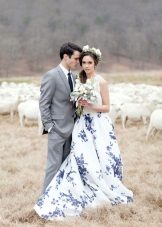 Smuk hvid og blå brudekjole med blomstretryk