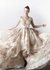 فستان زفاف مع خط العنق وطباعة الأزهار
