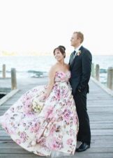 שמלת חתונה יפה עם הדפס פרחוני