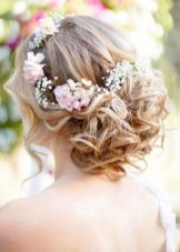 Gaya rambut dengan bunga segar ke pakaian perkahwinan