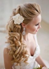 Cheveux avec des fleurs en tissu pour une robe de mariée