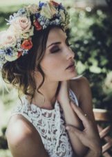 Coiffure avec des fleurs fraîches à la robe de mariée