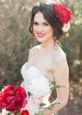 Penteado com flores frescas para o vestido de noiva