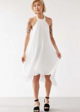 Gaun putih asimetri dengan armhole Amerika