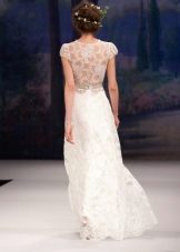 Gaun pengantin dengan guipure di belakang