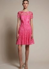Roze A-lijn kanten jurk