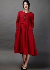 Raudona lininė suknelė