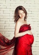 Rochie rosie pentru femei gravide