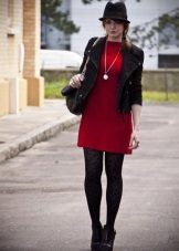 Hat, jacket and black tights to dress a straight silhouette