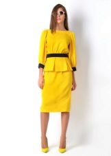 Jasnożółta sukienka midi z baskiem