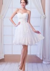 Baltos spalvos suknelė su korsetu