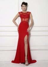 Mooie lange rode jurk met een korset