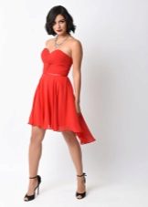Hermoso vestido corto de color rojo con un corsé.
