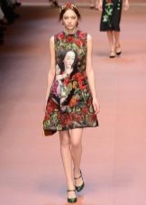 Juoda suknelė su rožėmis ir „Dolce & Gabbana“ spauda