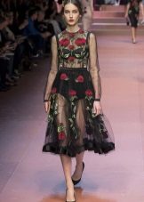 Musta läpinäkyvä mekko, jossa on Dolce & Gabbanan ruusut