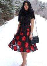 فستان أسود مع الورود الحمراء