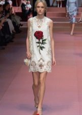 Hvit kjole med roser og perforering på bunnen av Dolce & Gabbana
