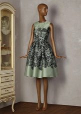 „Tatyanka“ suknelė iš žalios satino su siuvinėtais nėriniais