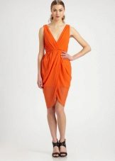 Oranžinė tulpės suknelė vidutinio ilgio