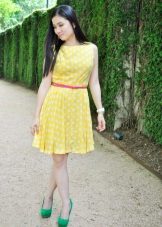 Žlutá Polka Dot šaty s pravidelným pásem