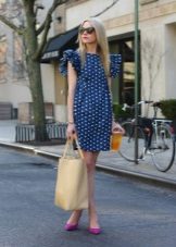 Lys blå kjole med hvite polka prikker