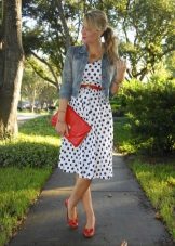 Gaun putih dengan titik polka biru dalam kombinasi dengan aksesori merah