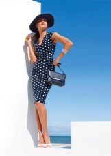 Business navy kjole med polka dots og en taske
