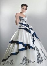 فستان زفاف مع تقليم أزرق