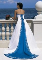 Vestido de novia con detalles en azul.