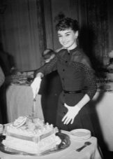 Audrey Hepburn zavřené šaty