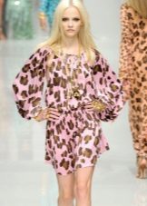 Kjole med et leopardmønster