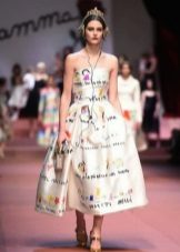Šaty střední délky se vzory připomínajícími děti Dolce & Gabbana