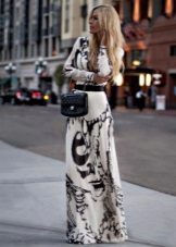 Lang hvid kjole med sort abstrakt mønster