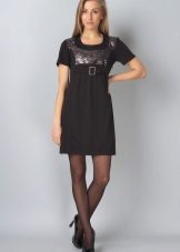 Zwarte jurk met een middelhoge tailleband
