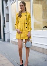 Černé pumpy pro žluté šaty
