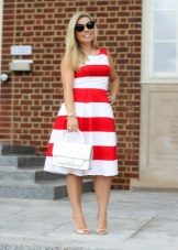 Beyaz sandaletler ve geniş kırmızı beyaz çizgili bir elbise çantası