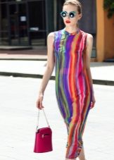 Suknelė su spalvota vertikalia juostele